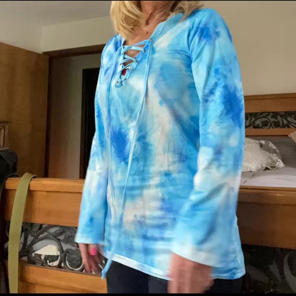 🔴 CLEARANCE 🔖 NWT 🌊 BLUE/WHITE TIE-DYE V-NECK LACE-UP SUMMER TOP Women’s XXL - Picture 4 of 11